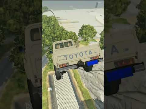 شاص في تحدي النط من اعلى الأماكن في تحدي الخوف محاكي حوادث السيارات