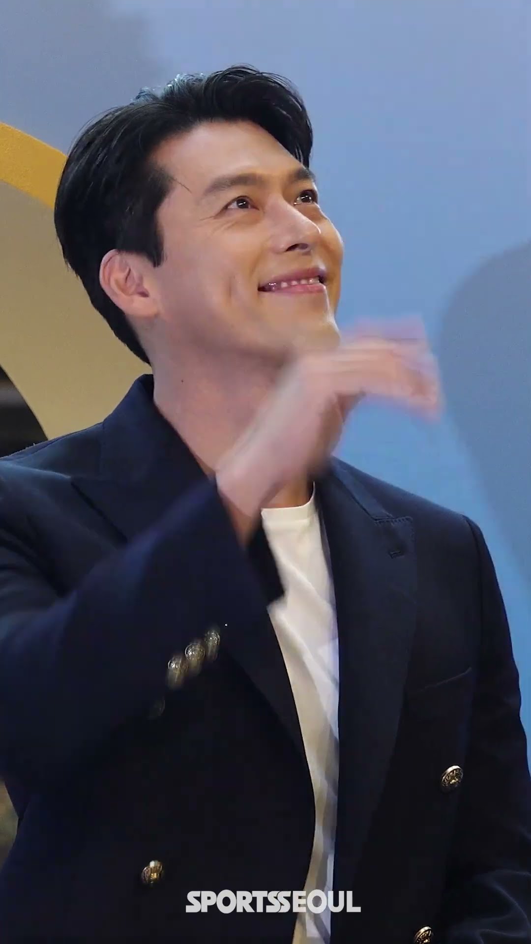 팬들 발견하고 활짝😊 #현빈 #Hyunbin
