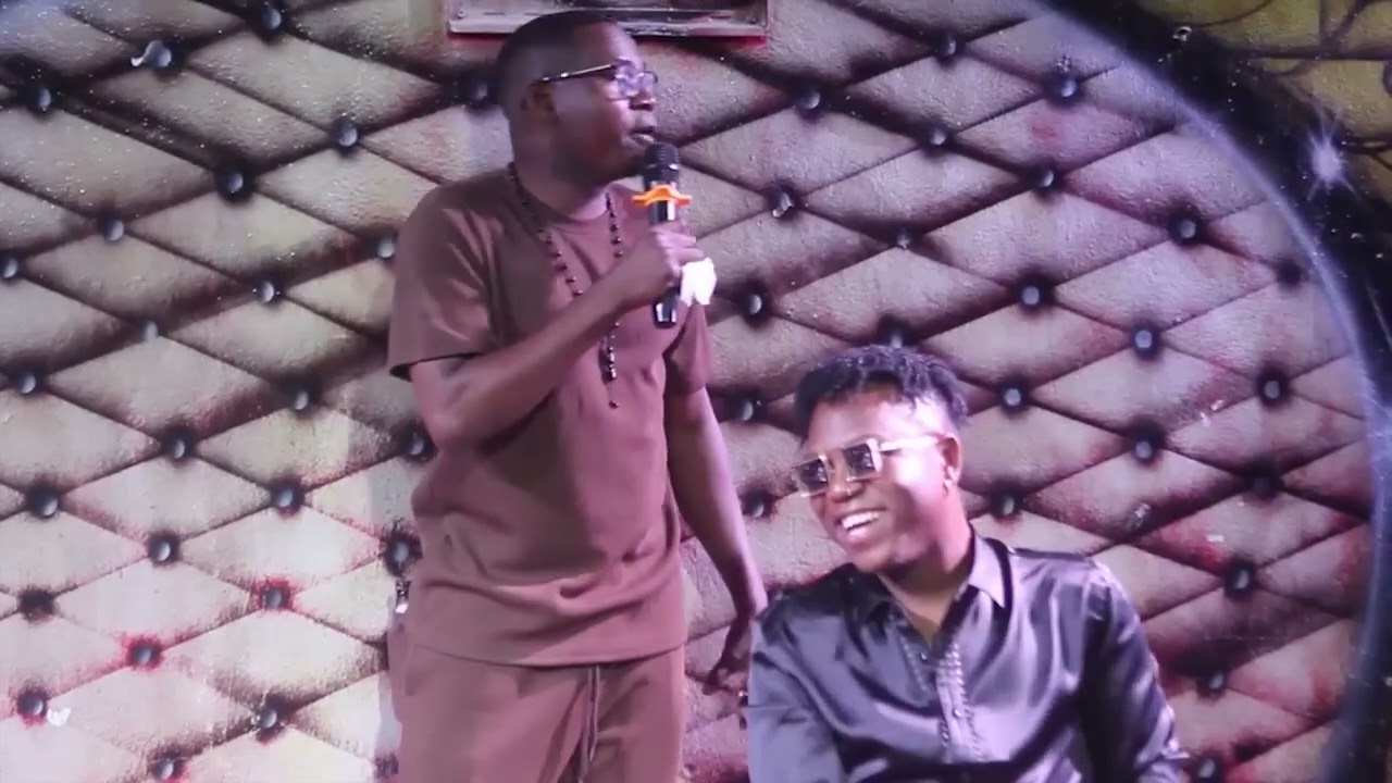 AVÓ ROCHA GRELHANDO DABELEZA