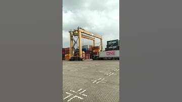 Process of unloading containers at Tanjungperak Harbor, Surabaya#shorts #truckdriver #truckspotting