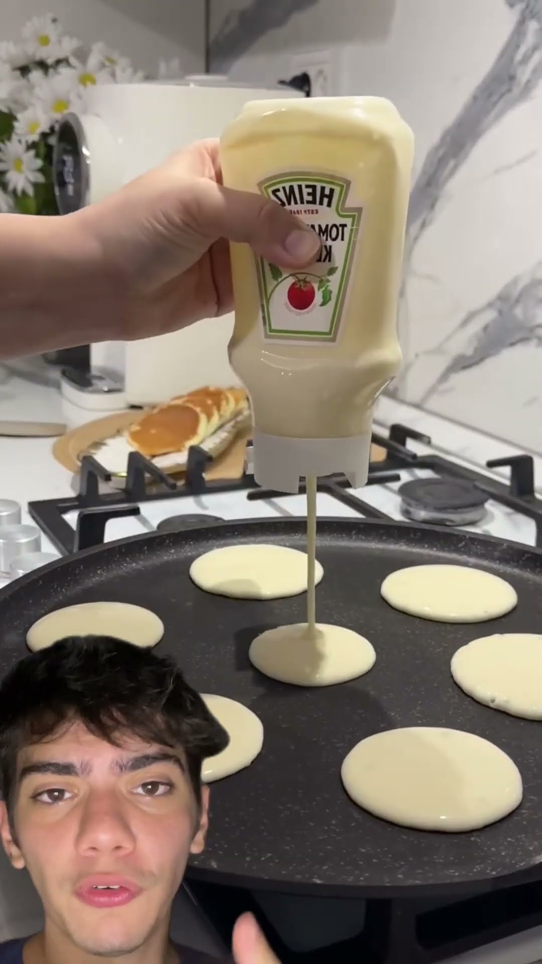 ? Faça panquecas sem bagunça! Use uma embalagem de ketchup pra dosar a massa na frigideira! ?