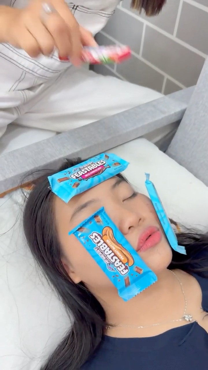 LNF - Đắp mặt nạ bằng socola Mr Beast || Mask with MrBeast chocolate #shorts