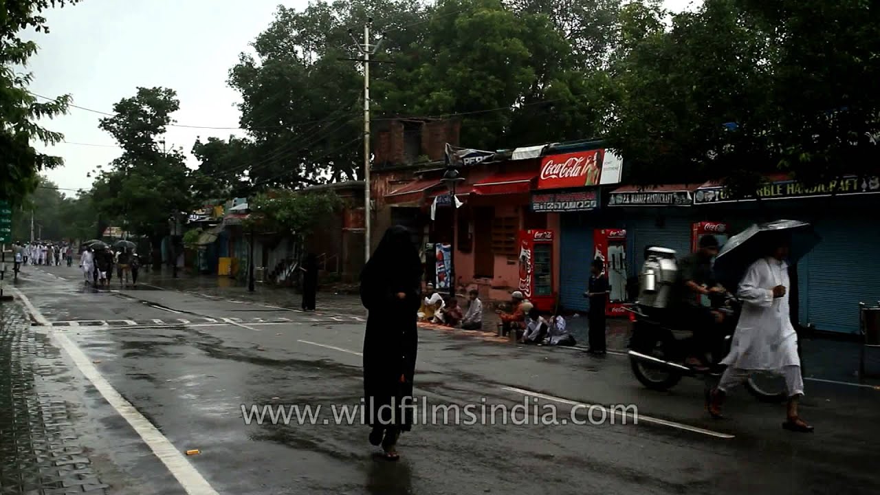 Muslim man giving Eidi to the beggars in Agra on the occasion of Eid