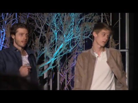 Video: Colin Ford (skuespiller) nettoverdi: Wiki, gift, familie, bryllup, lønn, søsken