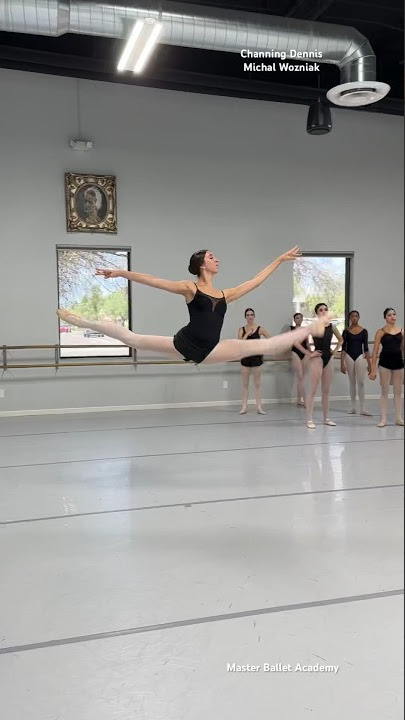 HOLY !!! Her LEAP is PERFECT 😱🩰✨ #ballet #ballerina #balletclass #flexible #strong