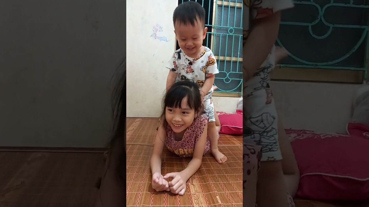 2 chị em chơi với nhau