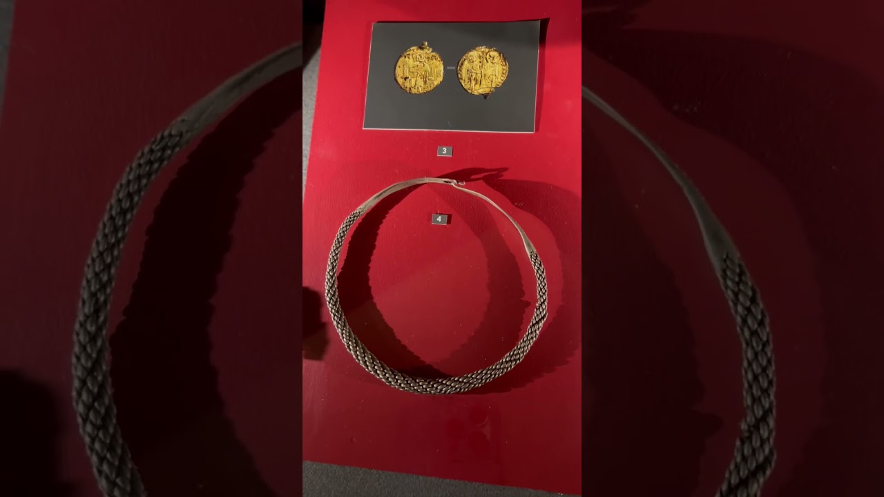 Шейная Гривна- золотое или серебряное украшение времён Киевской Руси Хll. 