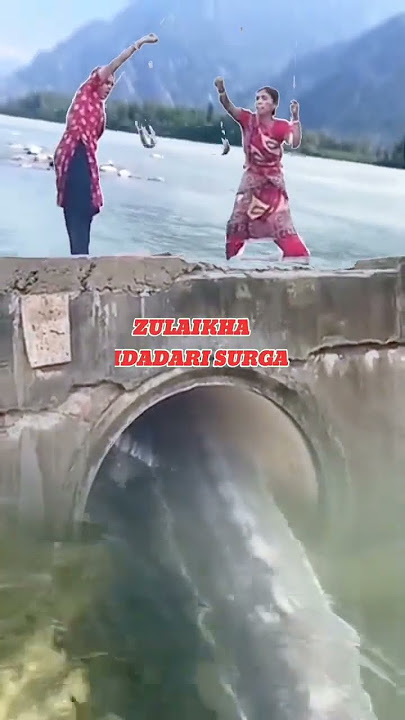 STURGEON FISH DAN DUA PEREMPUAN INDIA DI SUNGAI