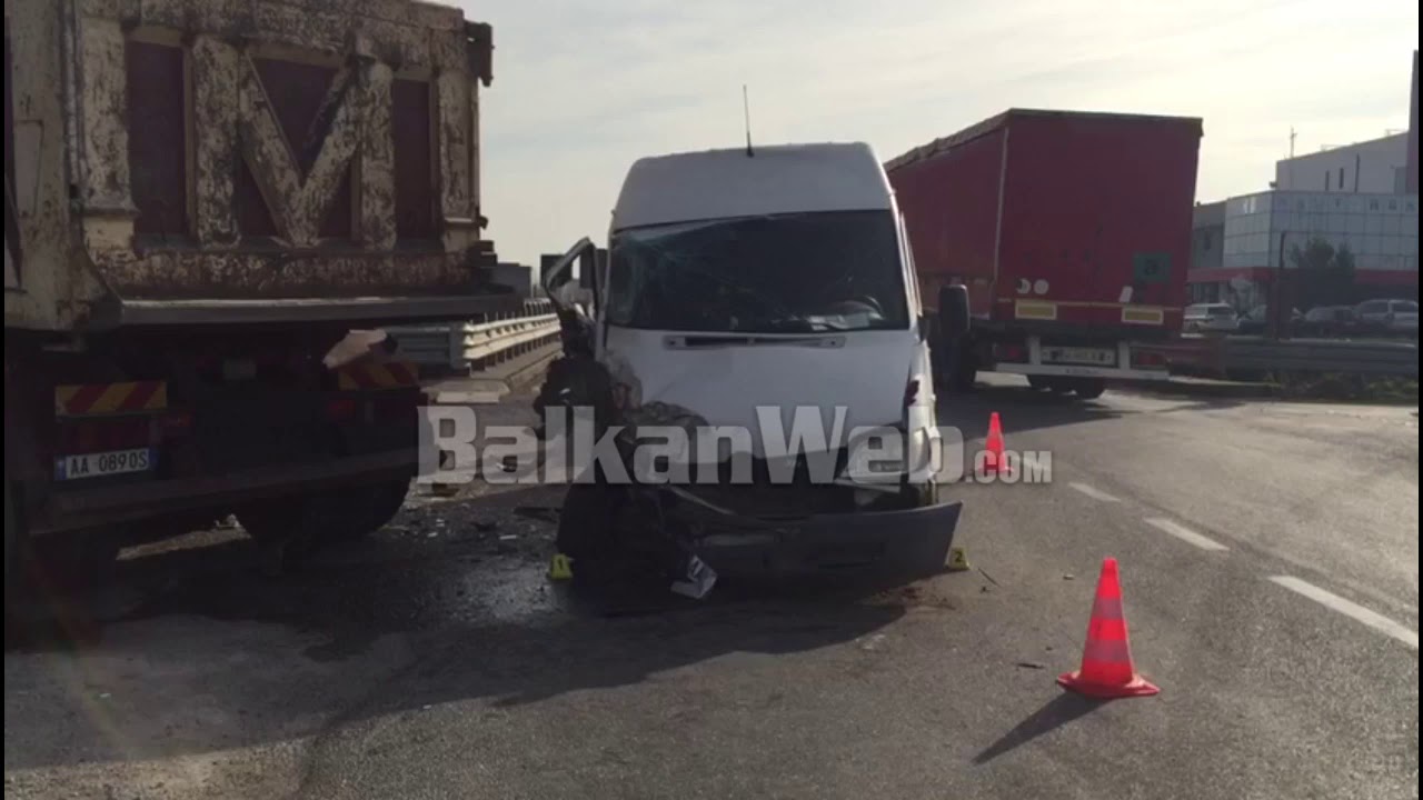 Furgoni përplaset me kamionin në Lezhë, 1 i plagosur