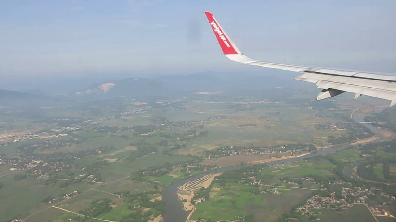 Vietjet Air Airbus A321 approach and landing at Phu  Cat  