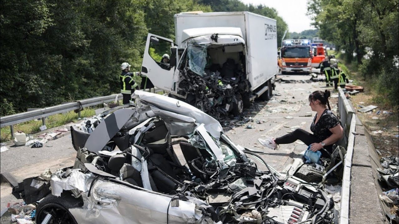 Шокирующая авария на шоссе: серьезное столкновение привело к уничтожению автомобилей | Реальные к...