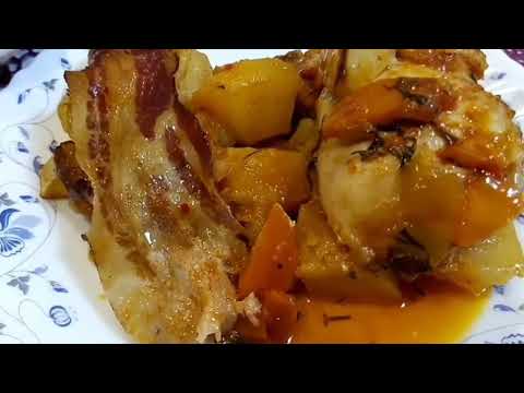 Куриные бедра с беконом и овощами, в духовом шкафу.