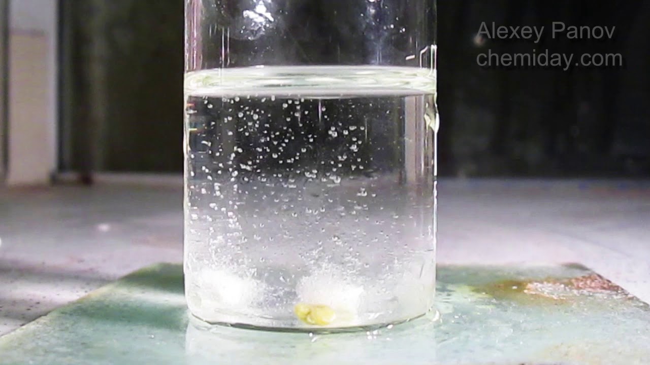 При взаимодействии алюминия с водой выделяется