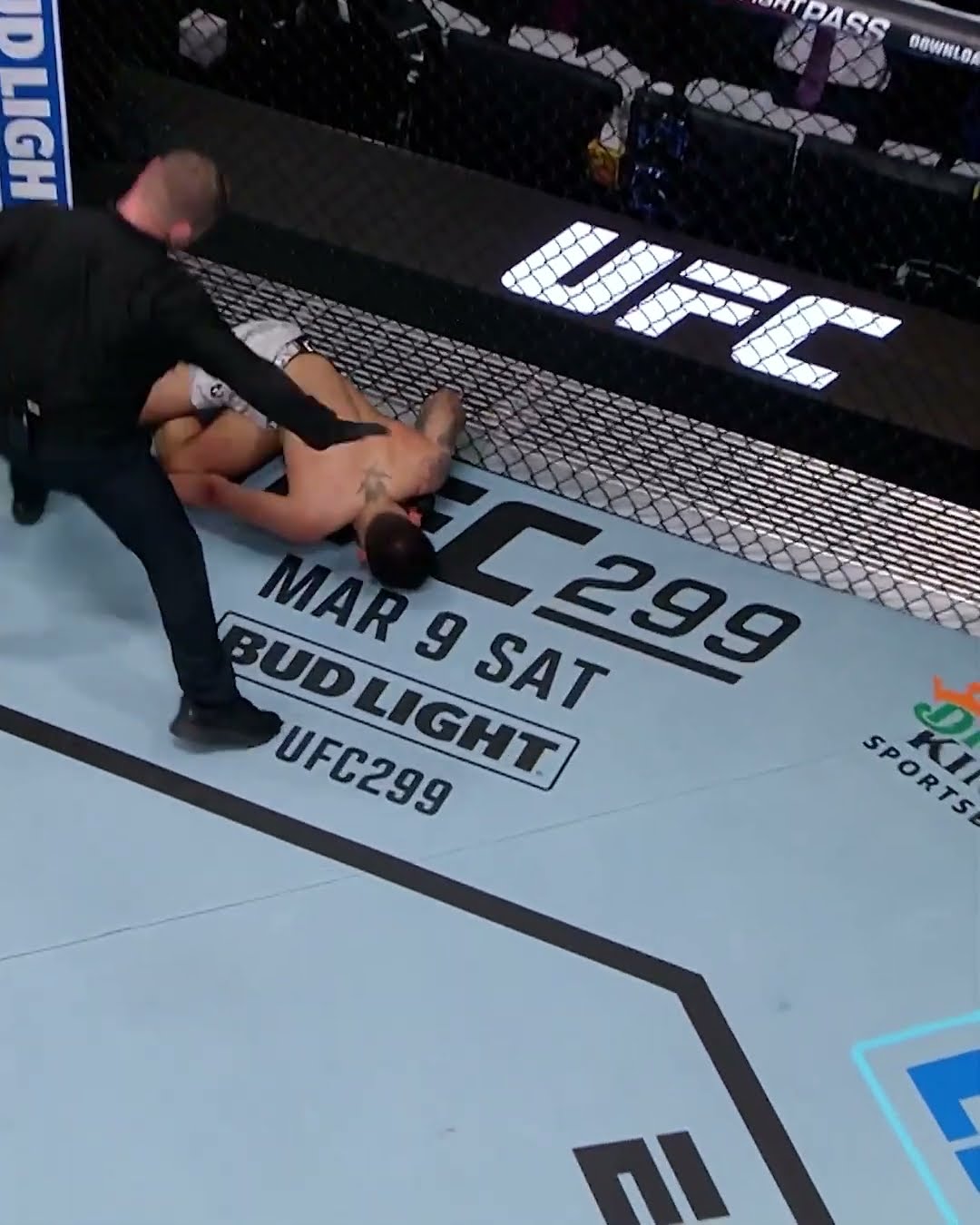Oliveira with the HUGE KNEE ? #ufcsaudiarabia