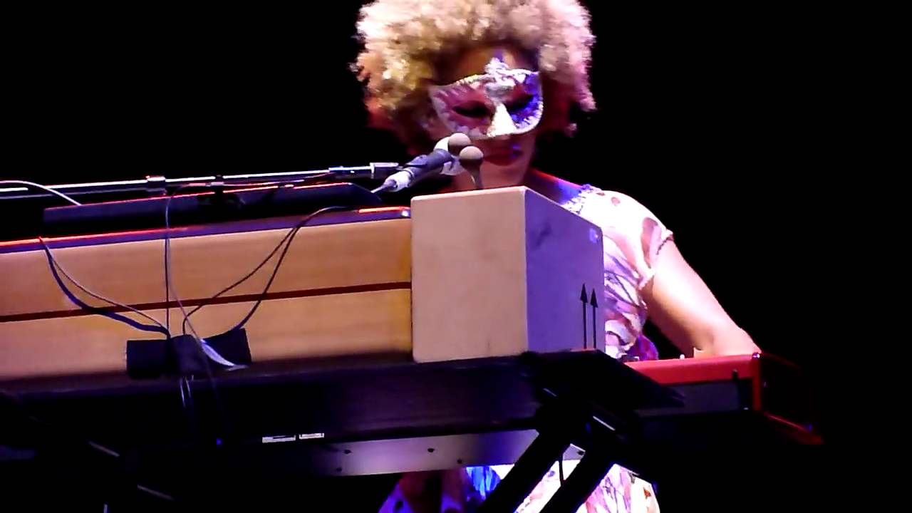 Martina TopleyBird Sandpaper Kisses (Live Twinkle Rock Fest, Taipei, Taiwan Jul 28, 2010