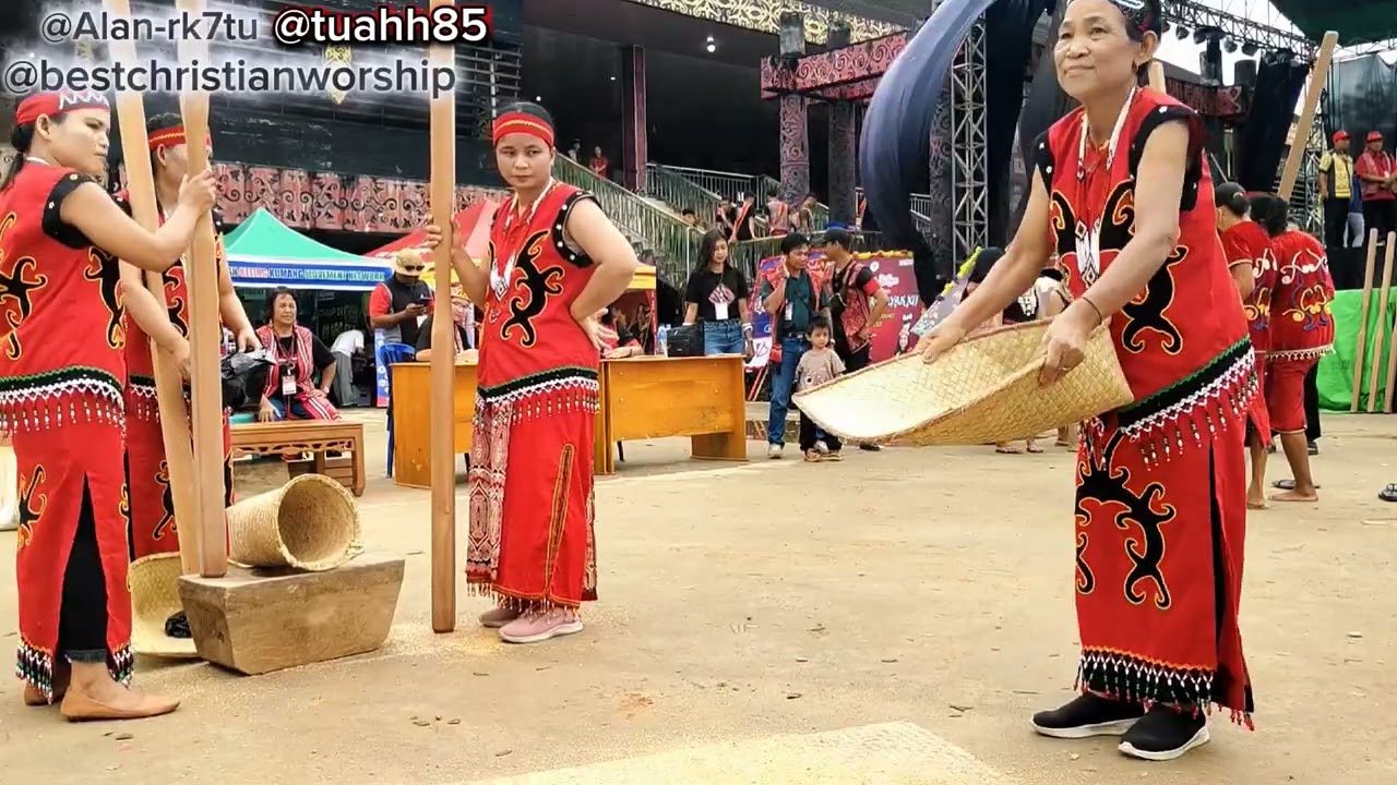 Gawai Dayak Kabupaten Sintang lomba Nutuk Padi