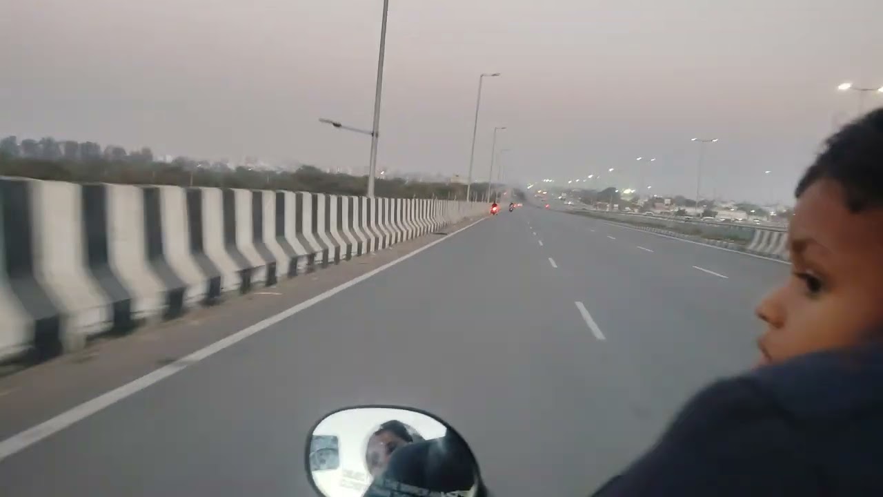 # हाईवे का व्यू कितना अच्छा आ रहा है