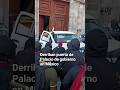 🔴🇲🇽 Manifestantes rompen puerta del Palacio de gobierno en México.