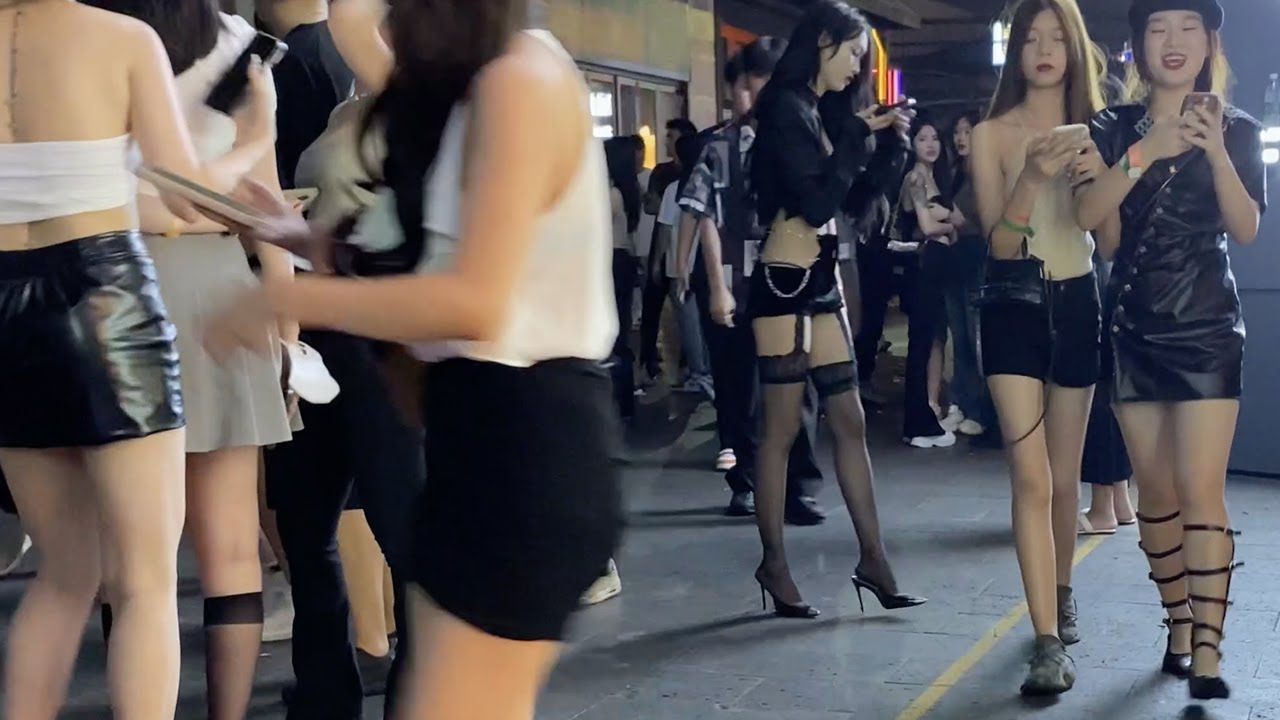 夜 晚 的 姑 娘 总 是 激 情 四 射.一 众 美 女 之 中 的 亮 点. 实 拍 中 国 酒 吧 街 迷...