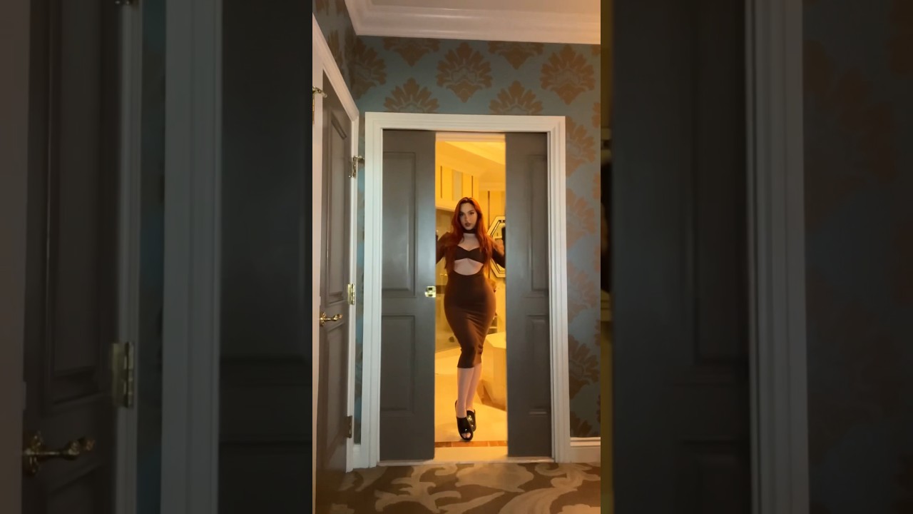 Door outfit transition 👀🤎