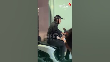 MC Quyền Linh lặng lẽ chạy xe máy ra về sau khi viếng cố NSƯT Ngọc Trinh