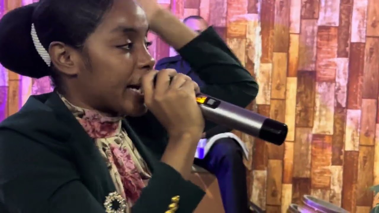 Adoradora Ana Julia canta coros de fuego # suscríbete