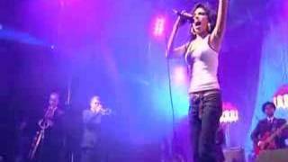 Amy Winehouse - Valerie (live at Eurockeennes) chords