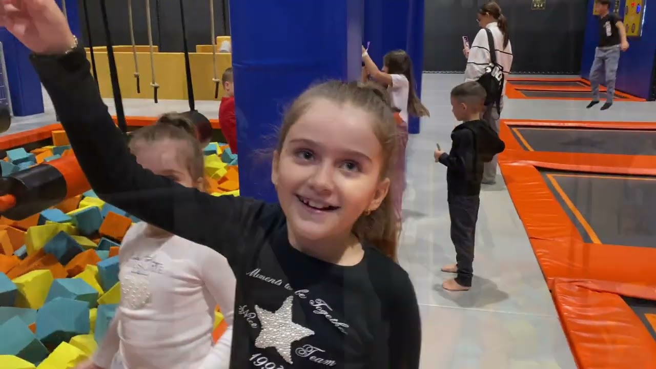 Reina Morea dhe Ajka në lodra(Prishtinë)