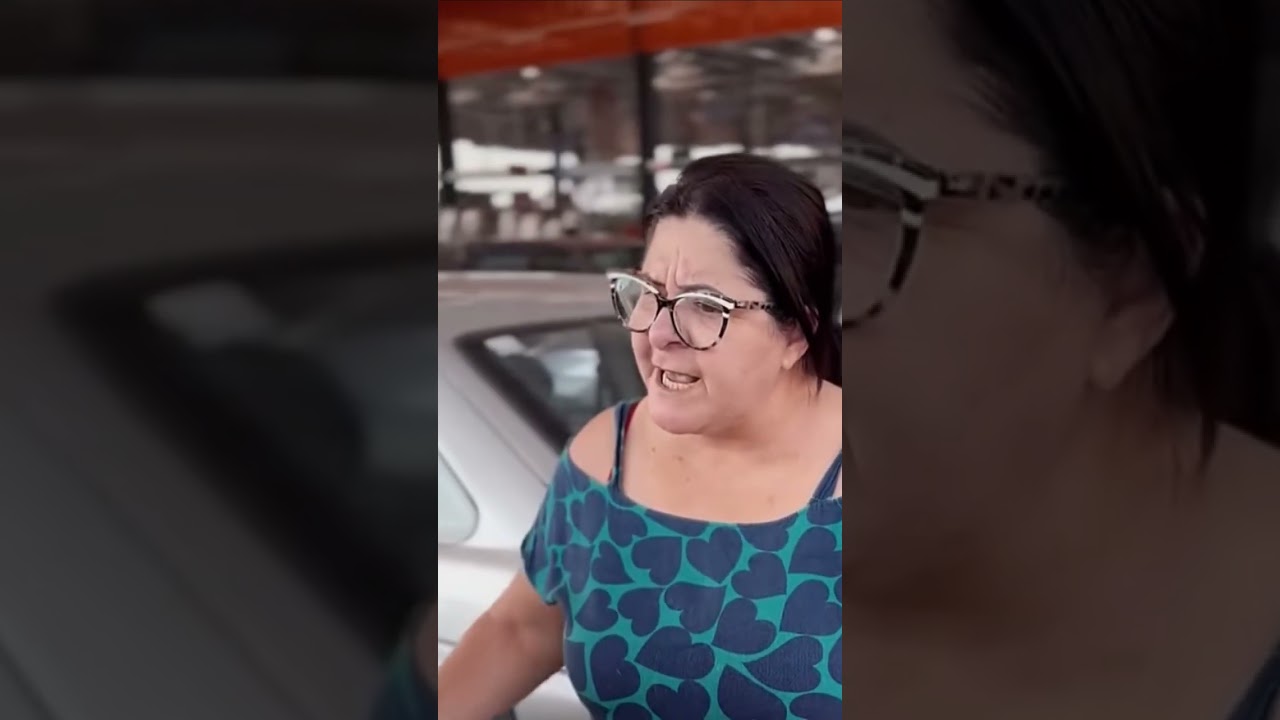 Uma velha segurando vaga