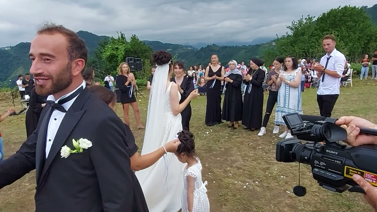 Akçaabat Gökçekaya Mesebet Tepesi Çimende Düğün, Kızlar Gençler El ele Horonda Büyük Coşku Yaşadılar