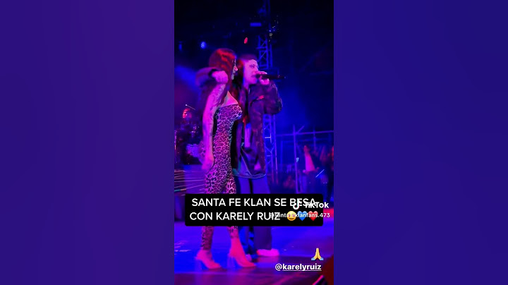 Santa Fe Klan BESA A Karely Ruiz En Su Concierto