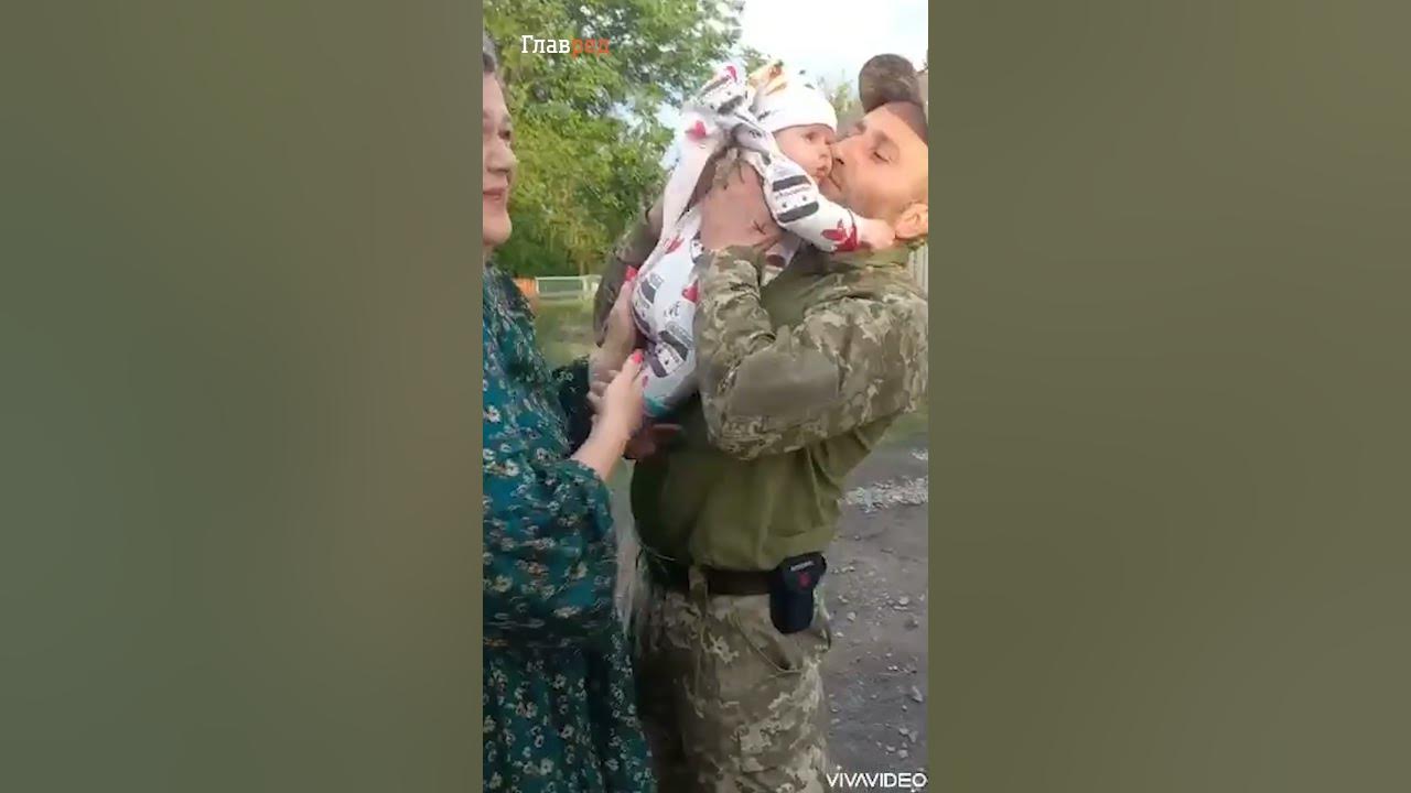 Безумно трогательно! Папа наконец-то обнимает своих дочек - YouTube