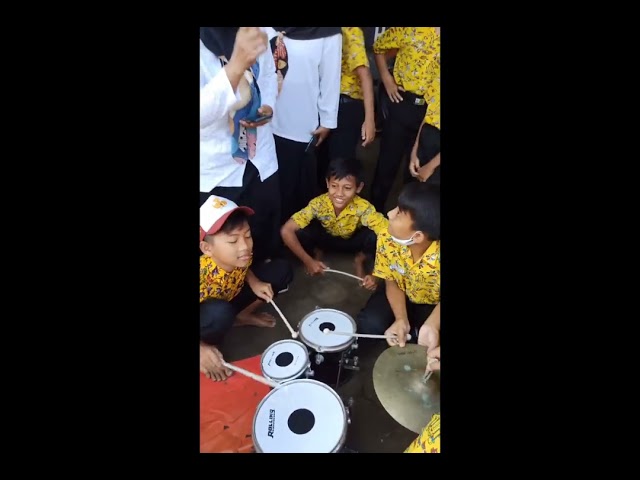 Latihan untuk tampilan acara Pentas Seni di SDN Penggaron Kec. Mojowarno class=