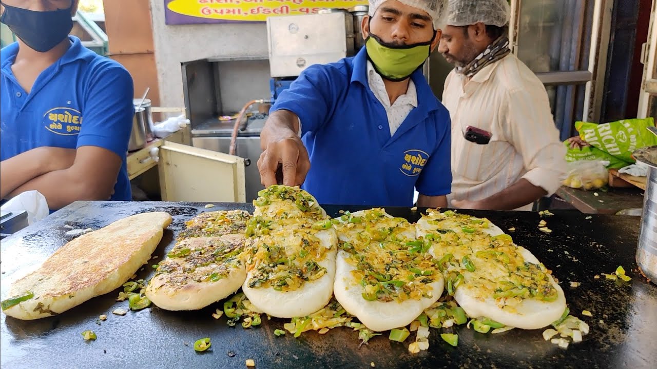 Rajkot Special Masala Kulcha | Cheese Garlic Kulcha | Indian Street Food | Aamchi Mumbai