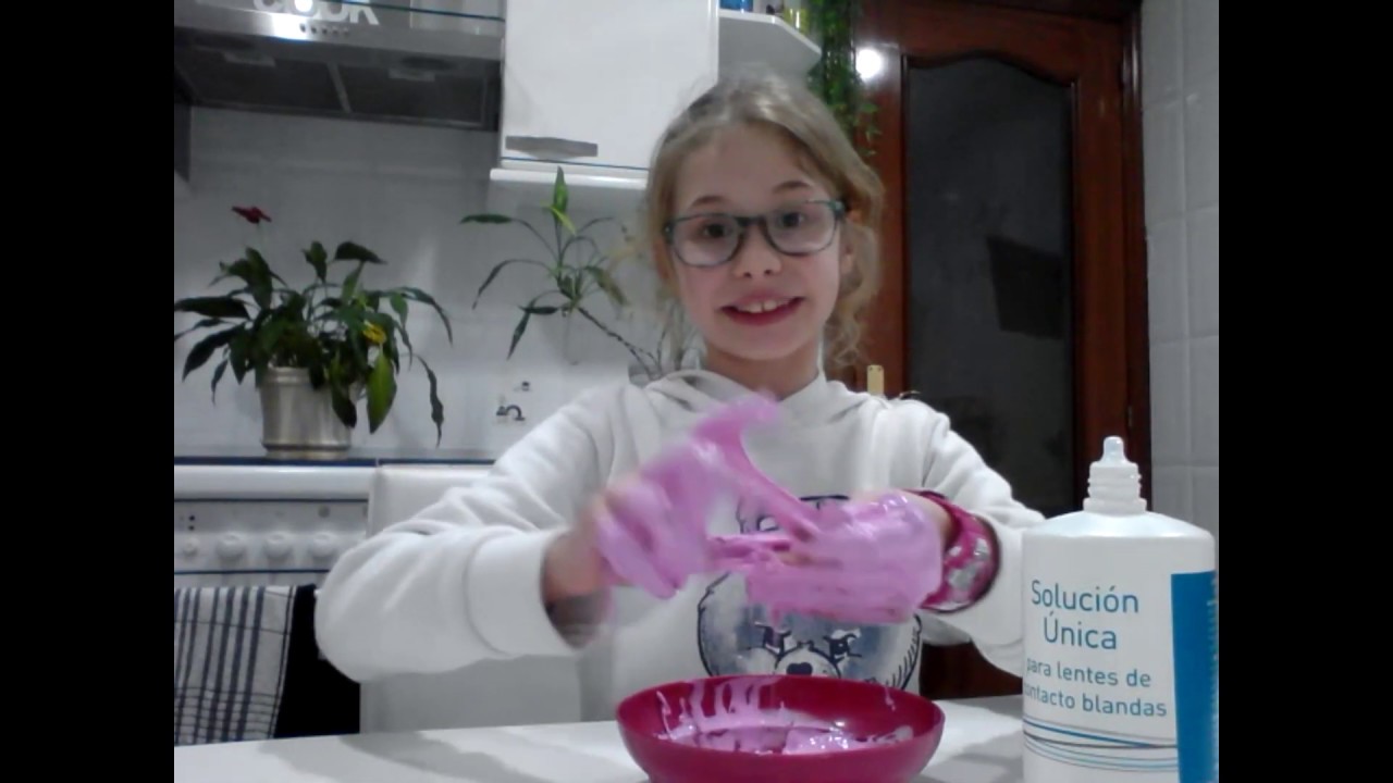 VEGA HACE SLIME CON LIQUIDO DE LENTILLAS Y BICARBONATO - YouTube