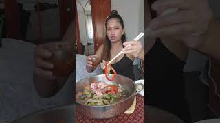 khmer frau in Deutschland isst Rindf🥘🥩leisch , Garnelen und Gemüse