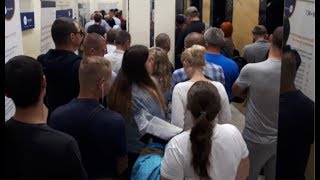 Украинцы бегут из Украины не смотря на триумф команды Зеленского Украинцы бегут из Украины не смотря на триумф команды Зеленского