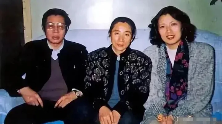 1991年，林豆豆等人的合影，看右边那个美女，是林彪的未婚儿媳 In 1991, a group photo of Lin Doudou and others, the beauty on the - 天天要闻