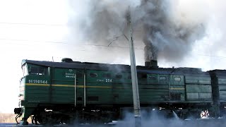 Mind blowing Old DIESEL LOCOMOTIVE ENGINES cold starting up smoke and sound