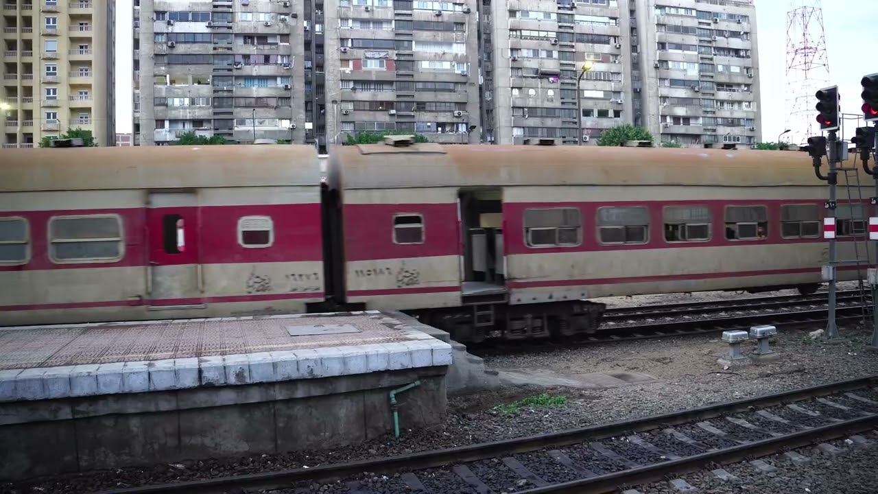 アレキサンドリアのミスル駅を出発するエジプト国鉄の鉄道（An Egyptian Railways train departs from Misr Station in Alexandria.）