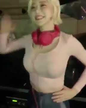 Dj soda / the blonde korean girl with dance on solo