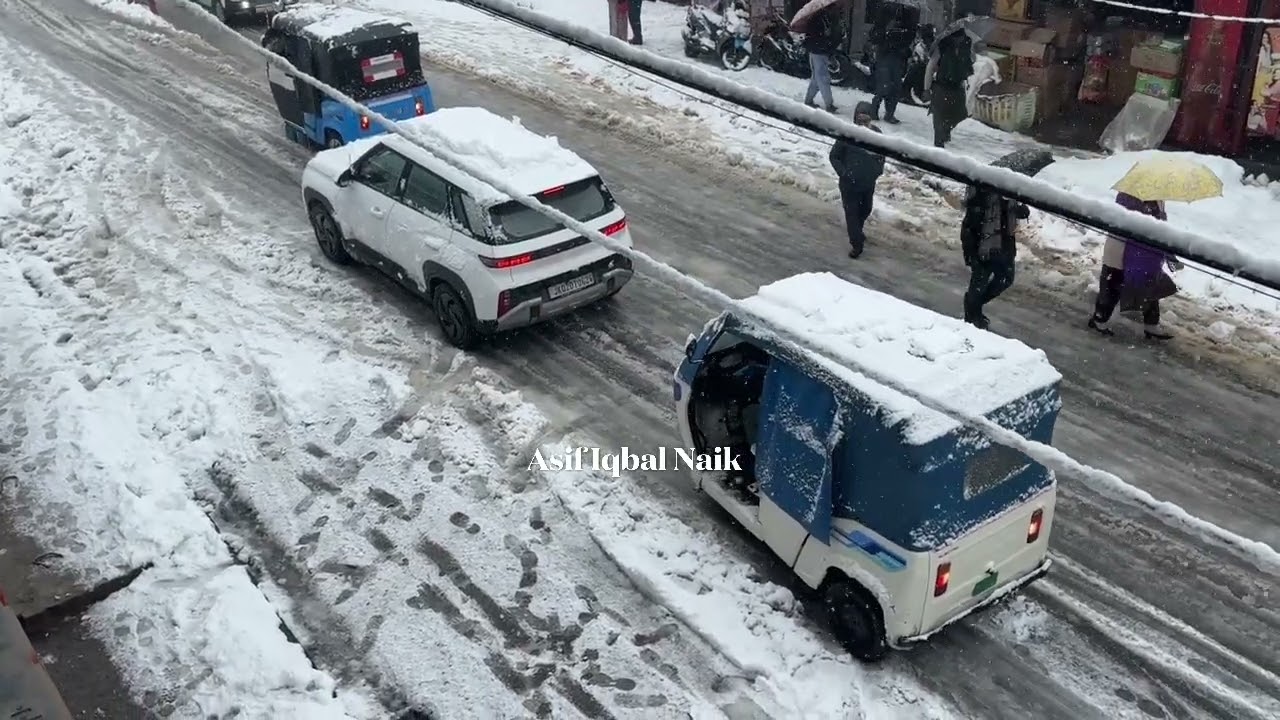 Kishtwar police led by SHO Kishtwar helping vehicles trapped in snow on skidding road conditions. 