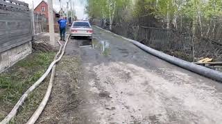 Сотрудники МЧС России помогают жителям подтопленных населенных пунктов Зауралья