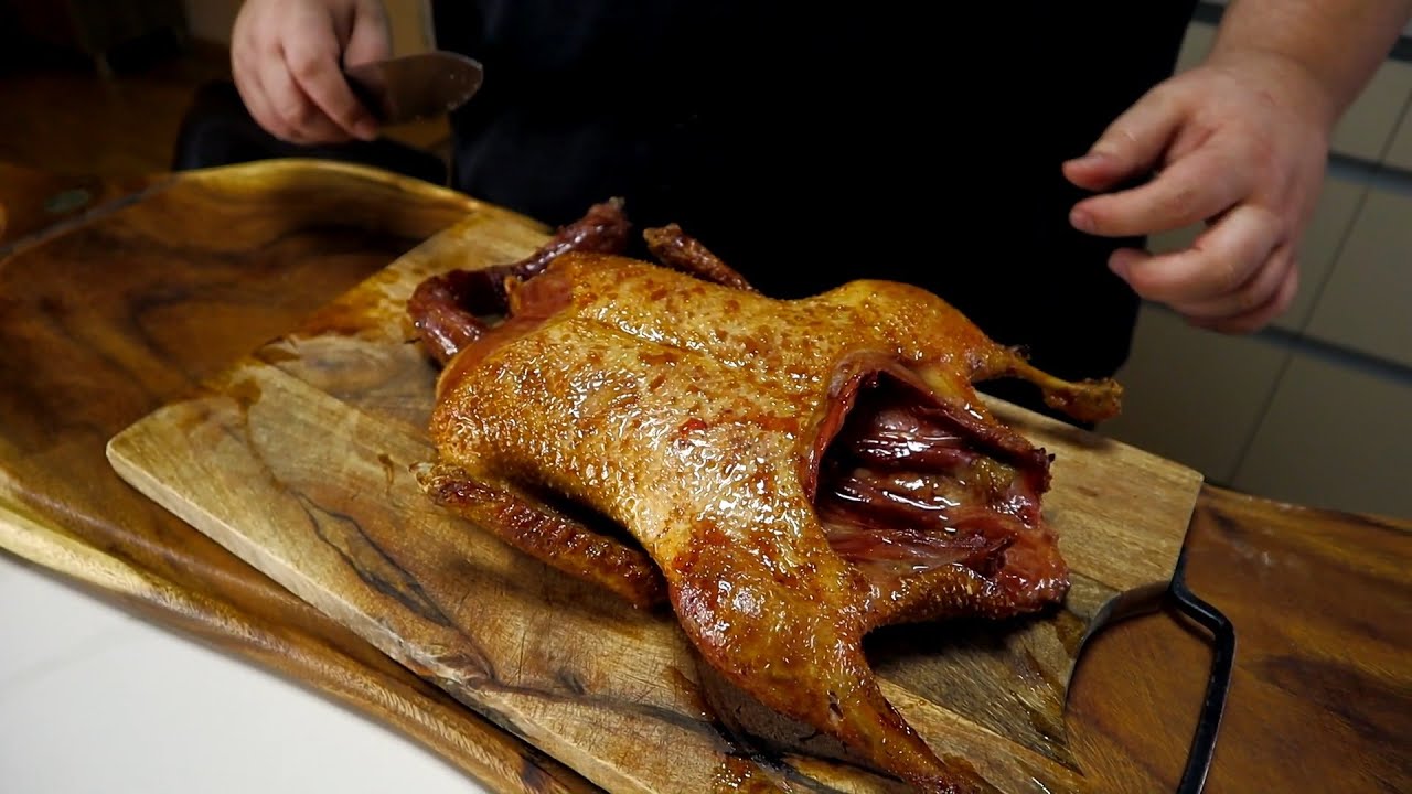 איך להכין ברווז מעושן שלם ליום העצמאות - בגלייז יין, תפוזים ודבש