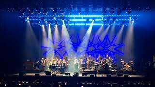 Celebrity Josh Groban singt Skyfall Wealth