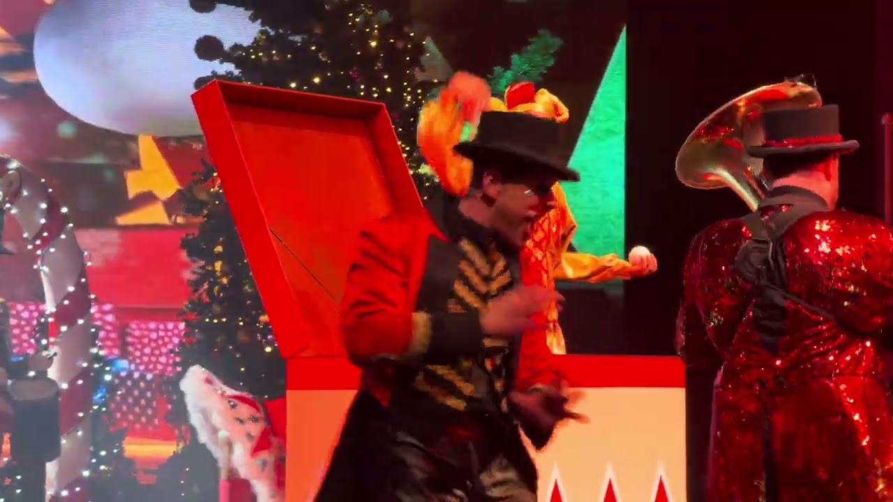 PortAventura 2025 circus de navidad - malabarista