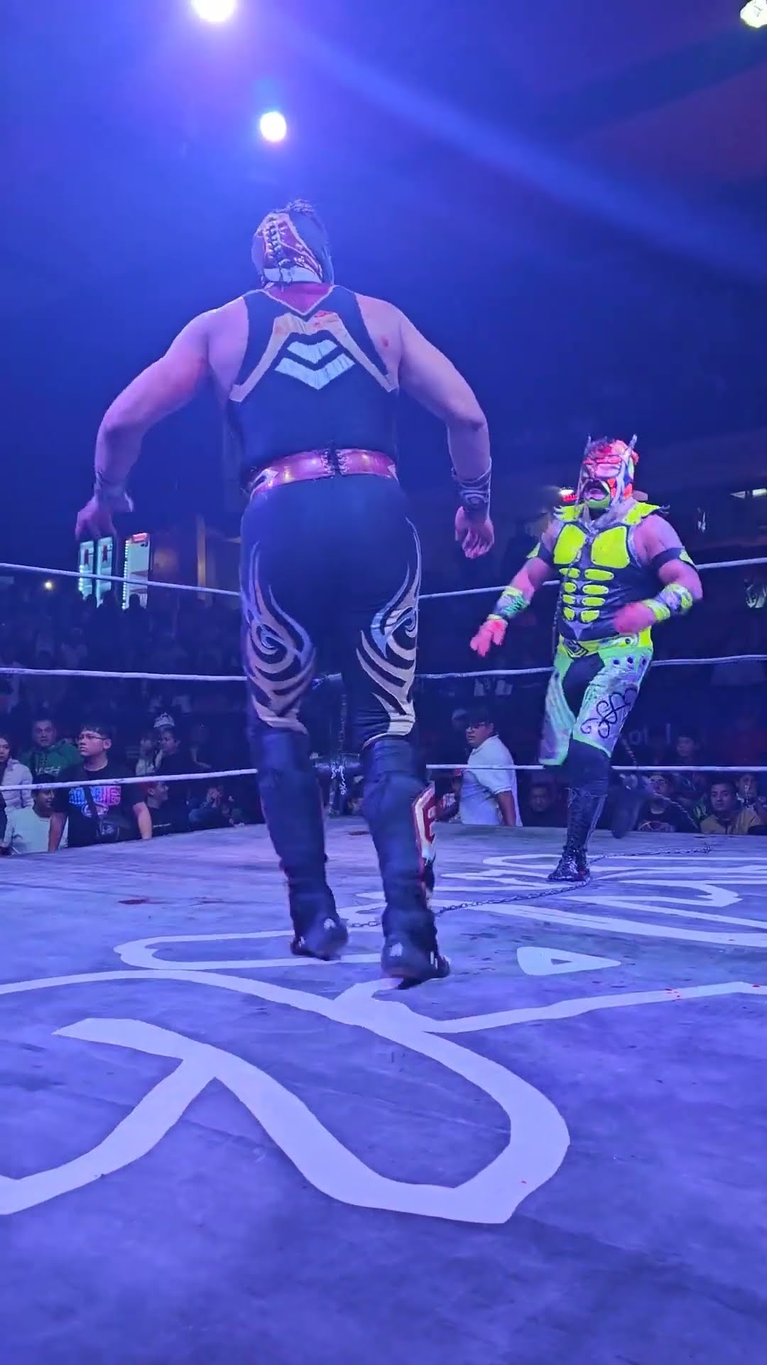 El Fiscal venció a Abismo Negro Jr en lucha encadenados en la Arena Naucalpan