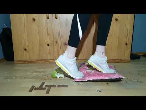 Nike MD Runner 2 crush bananas and make dirty pink pillow #SOFIAARMAZZI