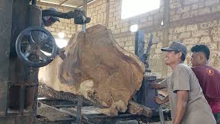 HOW TO MANUAL CUT WOOD IN A SAWMILL