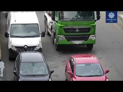 Девушка не заметила бетономешалку, потому что говорила по телефону